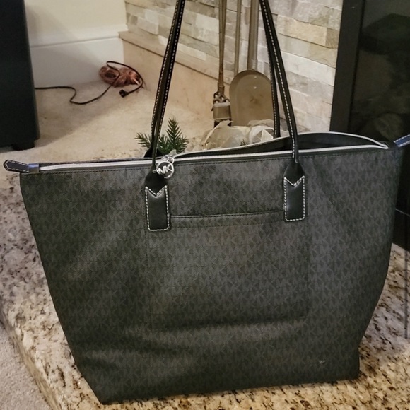 MICHAEL KORS TRAVEL LARGE TOP ZIP TOTE - Picture 4 of 9